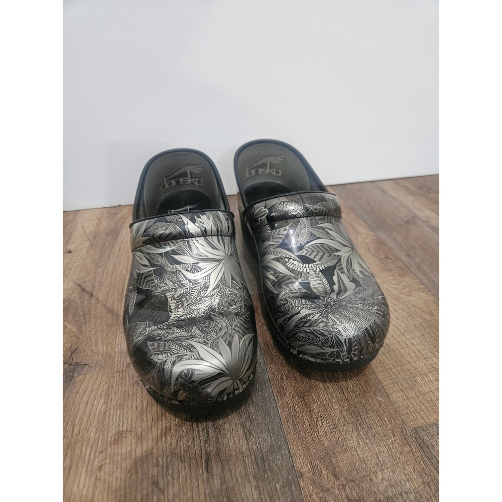 Dansko XP 2.0 Silver Black Botanical Floral Patent Leather Clogs 40 women 9.5-10